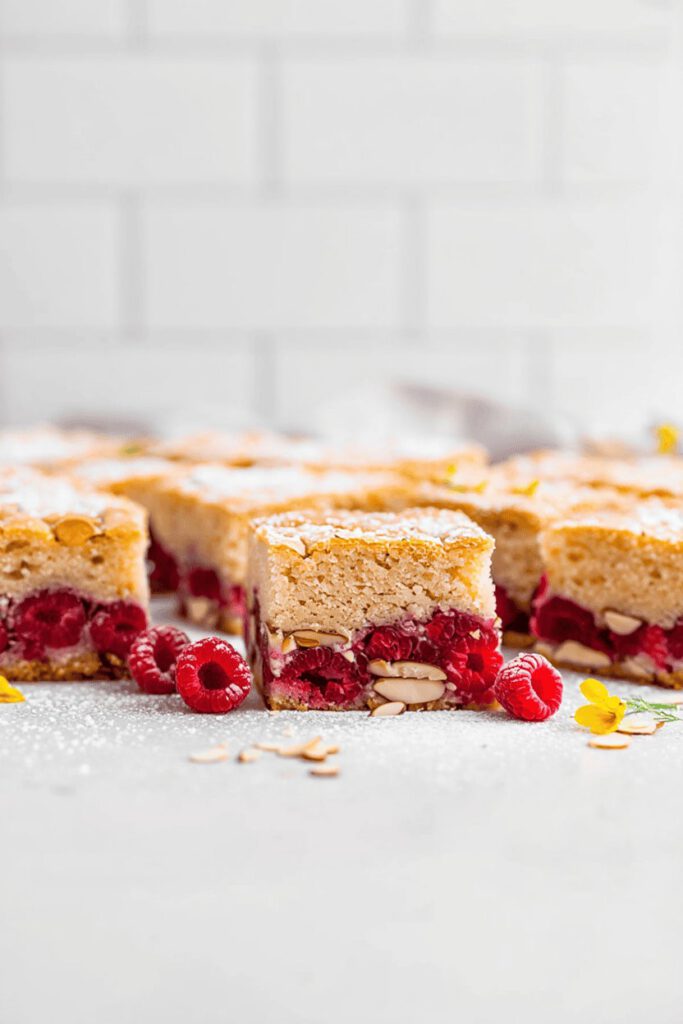 Macaron Almond Raspberry Dump Cake 13 233963b3 df9d 4661 a137 4c957be867a4 resultat