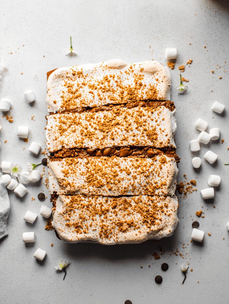 S'mores Graham Cracker Marshmallow Dump Cake 14 5dd8f880 a9ee 4de4 af46 7d5b7c17a8d8 resultat
