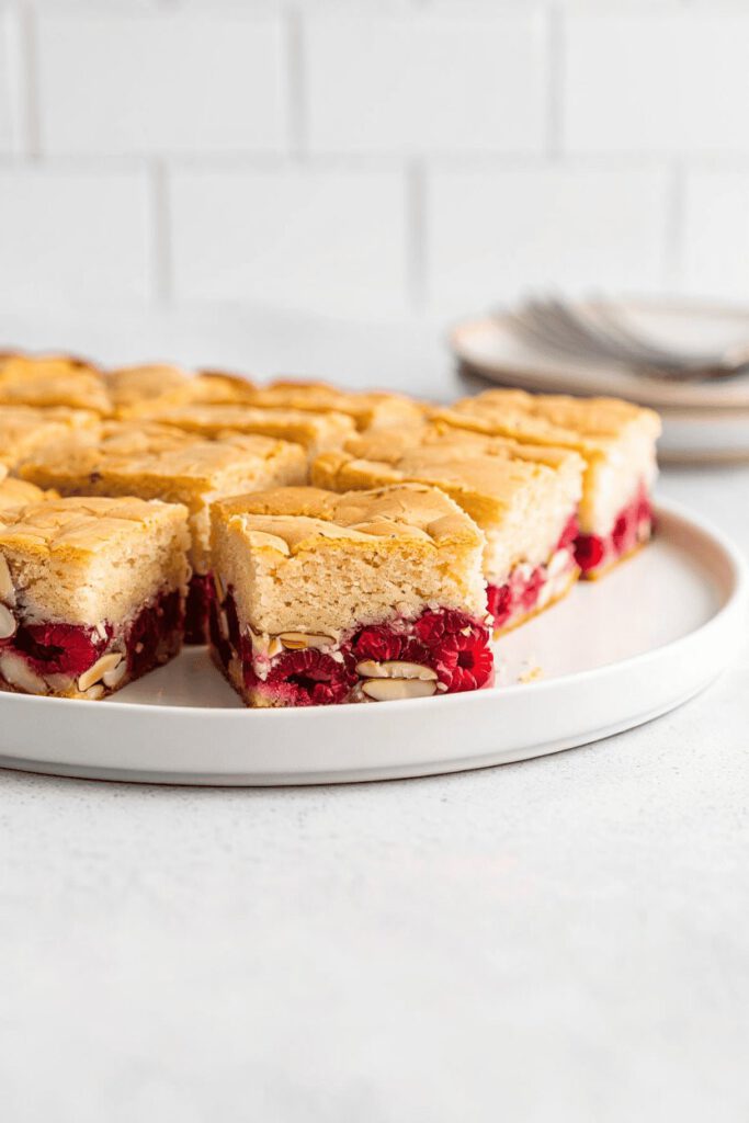 Macaron Almond Raspberry Dump Cake 12 7ecf0671 fa1f 4995 8dd1 e67219ed8181 resultat