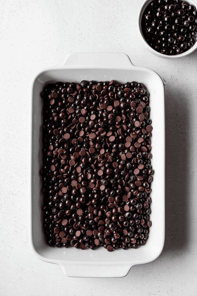 Black Currant Dark Chocolate Dump Cake 6 b5681de7 f161 43cc 9350 6c66cb843c60 resultat