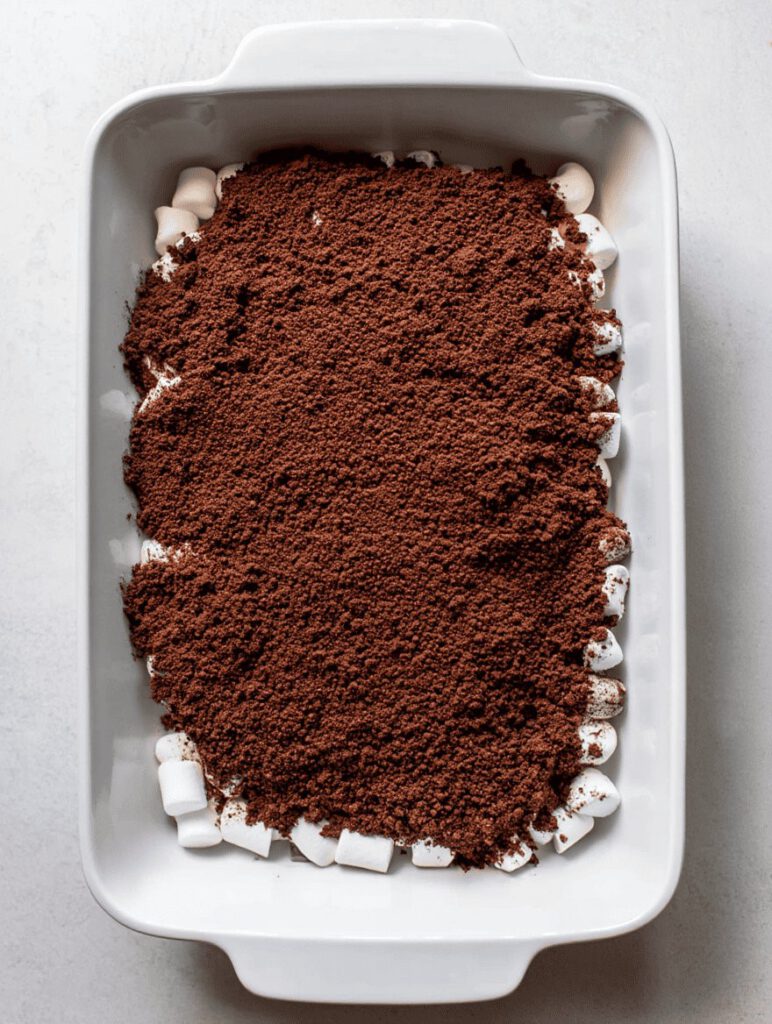 S'mores Graham Cracker Marshmallow Dump Cake 8 f2a75880 2f2e 42f2 9a03 85a0fa928612 resultat
