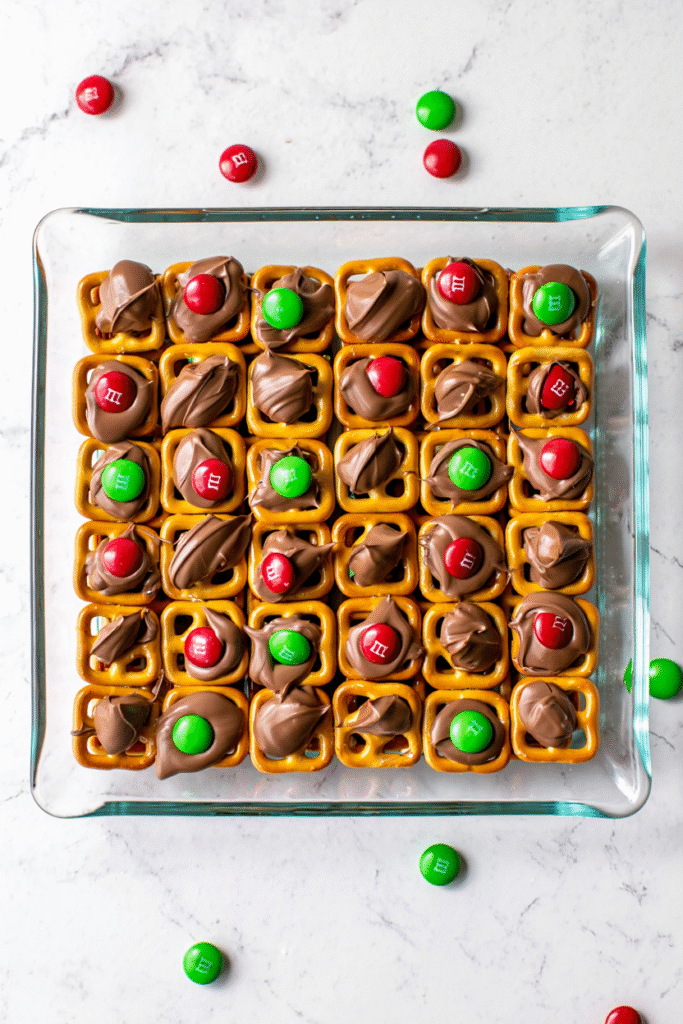 20 Easy Christmas Treats Anyone Can Make 4 Pretzel Hugs 1