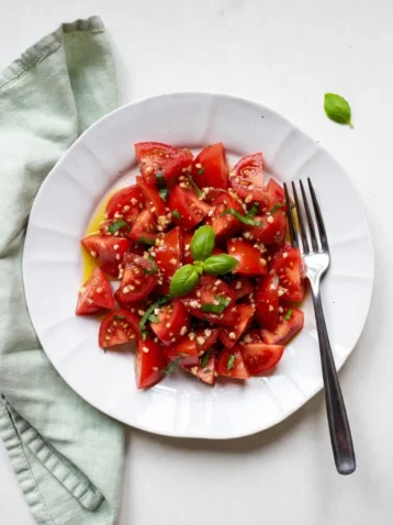 Tomato Salad: A Fresh and Healthy Side Dish for Any Occasion 4 TomatoSalad
